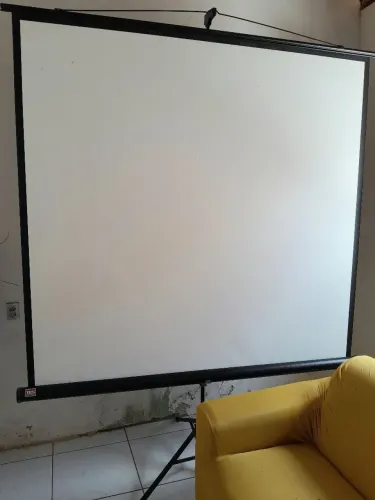 Vendo Tela de Projeção de 1,80 X 1,80 em excelente estado de conservação 