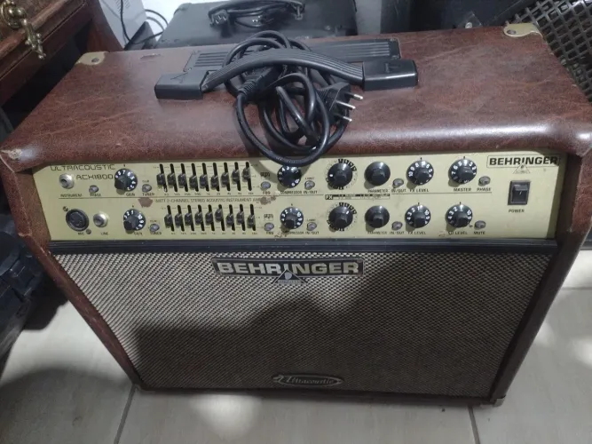 Caixa amplificada Behring acx 1800