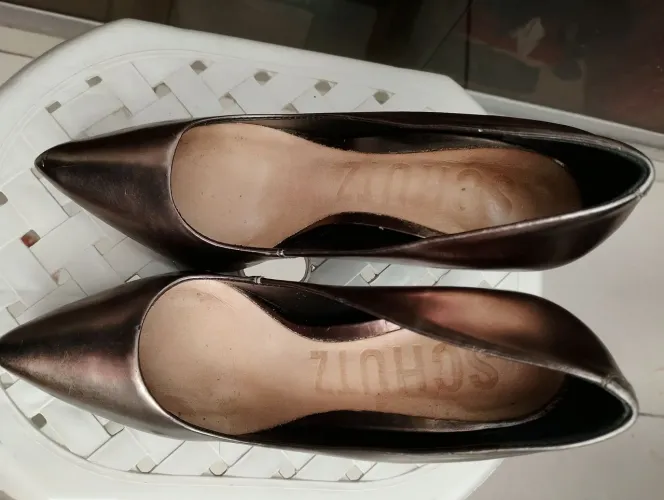 Scarpin Schutz, salto alto, tamanho. 35. Dourado.
