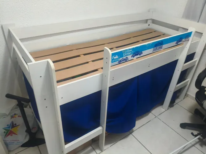 Cama infantil elevada 