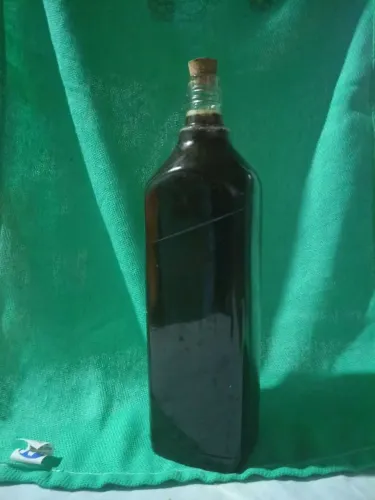 Mel de abelha, doce, produto 100% sem aditivo.