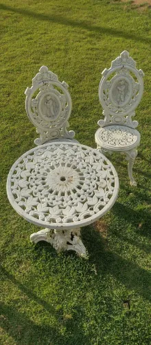 Conjunto para jardim, Mesa com duas cadeiras em Ferro Fundido