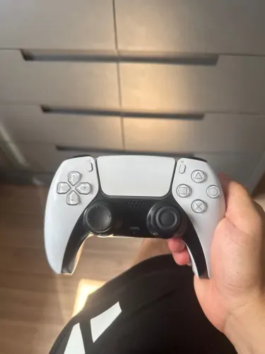 Controle PS5 branco com analógico confort