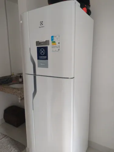 Vende-se geladeira muito Nova usada 6 mês 