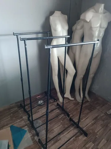 Arara de chão estilo industrial