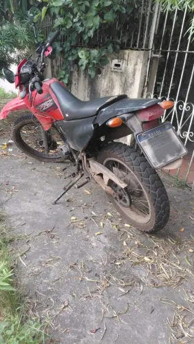 Moto Yamaha XTZ 125 vermelha