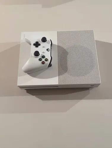 Xbox One S 1TB + 4 Jogos [Excelente Estado]
