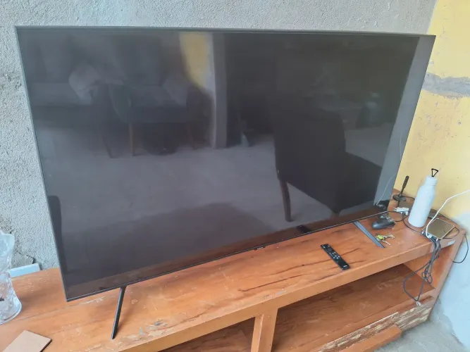 Smart tv samsung crystal 55 4k com defeito no display e leds (inclui controle e pés)