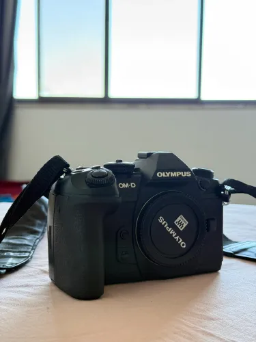 Olympus OM-D E-M1 Mark II + 2 Baterias e Cartões