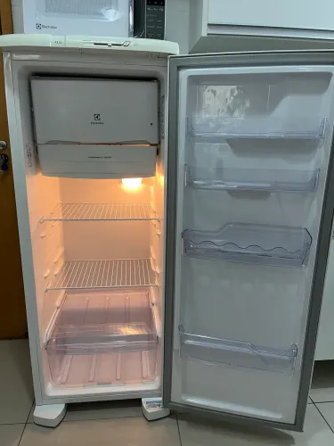 Geladeira ElectroluxRE31 - 240 litros - valor: 700,00
