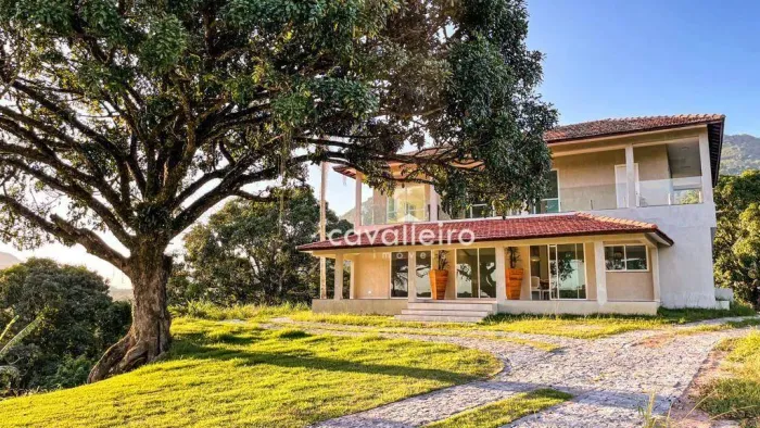 Sítio Espetacular no Vale da Figueira: Duplex Sofisticado, Ambientes Integrados e Suítes d