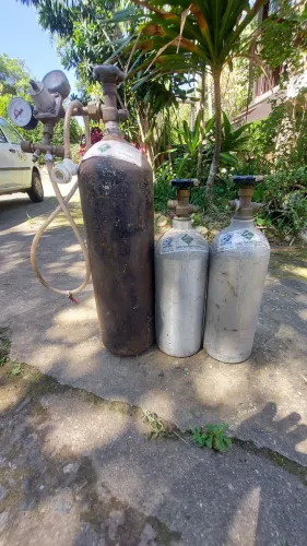 3 cilindros de co2....1 de ferro (5kg) e 2 de alumínio (2,3kg)