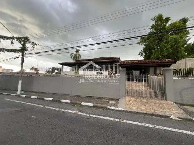 Casa à venda no Centro em Pindamonhangaba/SP.