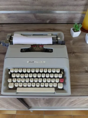 Vendo máquina de escrever Oliverte lettera um verdadeira reliquia funcionando 400.00 reai