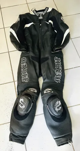 Macacão Motociclismo em couro, com protetor pescoço e coluna