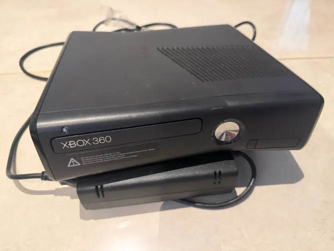 Vendo Xbox 360, Kinect e 11 jogos