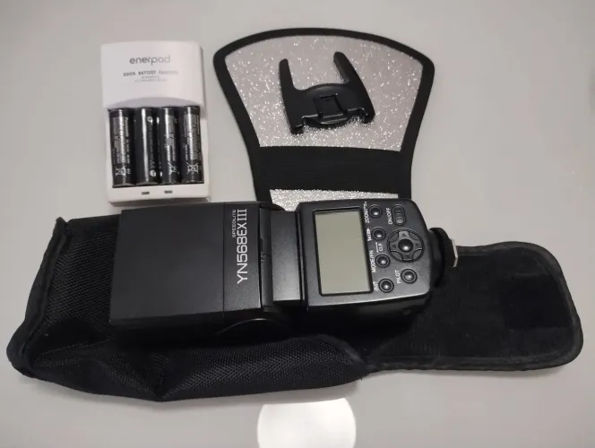 Flash YN568EX 3 para Canon quatro pilhas eneloop e carregador