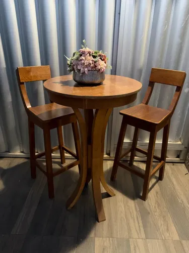 Conjunto de mesinha com banquetas de madeira