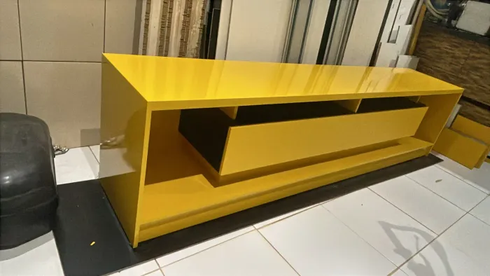 Rack laqueado amarelo