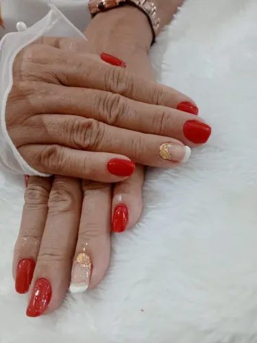 Unhas de alongamento e banho de gel