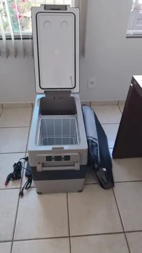 GELADEIRA PORTÁTIL QUADRIVOLT 55 LITROS COM CAPA