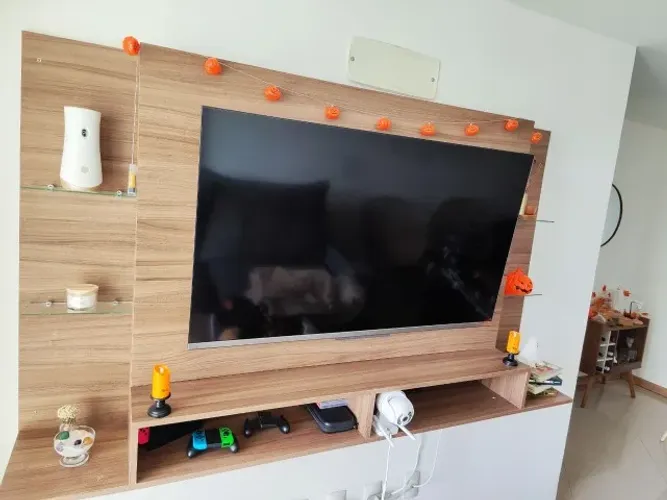 Painel de TV de Madeira com Nichos e Prateleiras