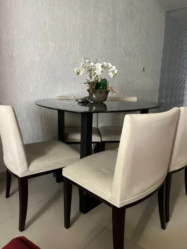 Linda mesa de vidro com 5 cadeiras