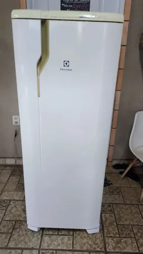 GELADEIRA ELECTROLUX FROST FREE 322 LITROS