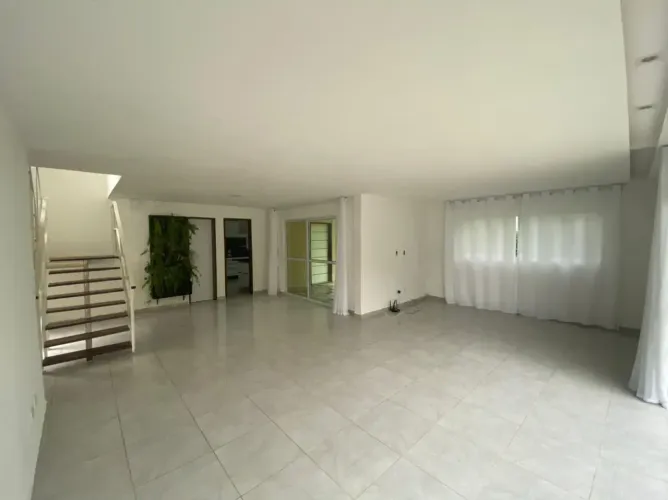Aluga - se excelente casa em condomínio fechado em aldeia