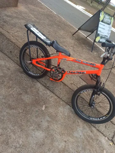 Bicicleta montadinha muito bom muito boa conservada aro VMAX freio muito bom