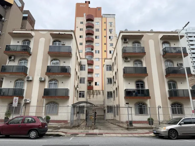 Apto frente, 2 dorms (1 com sacada), cozinha americana e armários na cerâmica inteira. Exc