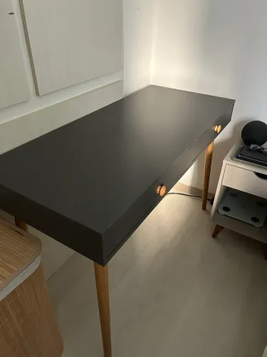 Escrivaninha grafite com 2 gavetas