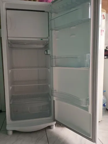 Vende- se geladeira semi nova