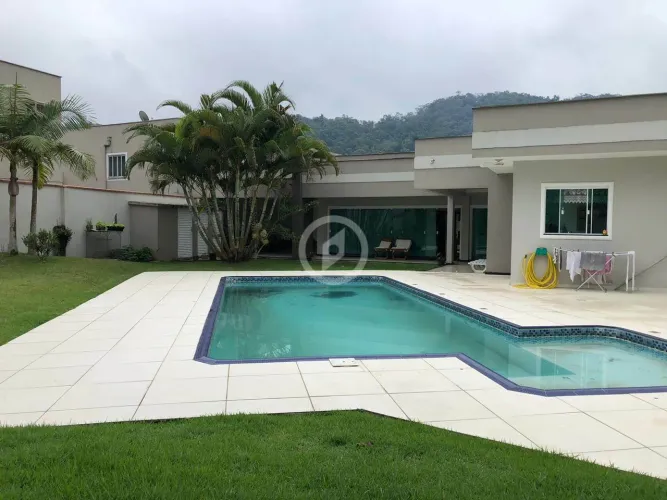 Casa Alto Padrão com piscina!