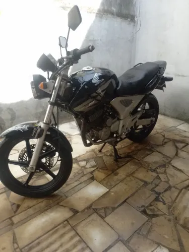 Vendo ou troco por carro CBX 250 ano 2003 moto muito conservada tem q paga 26 valor 8.200