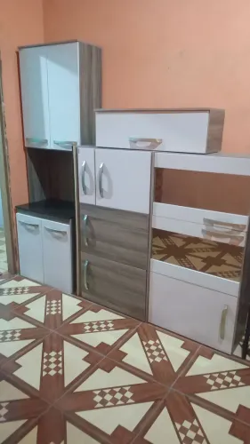 Messa de 4 cadeiras e kit de armário de cozinha 