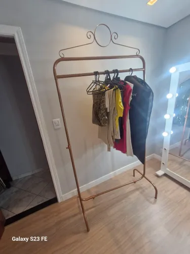 Arara para loja de roupas