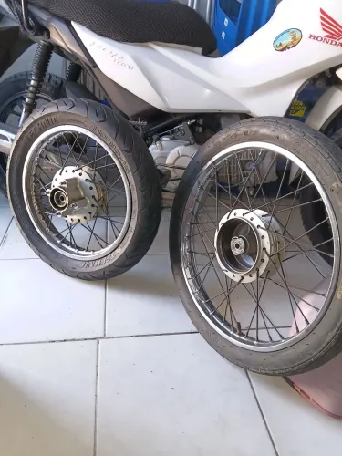 Vendo jante com pneu semi novos