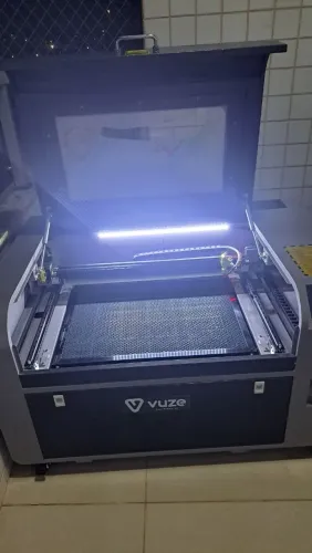 Máquina CNC Laser CO2 80W. Seminova, mesa com elevação.
