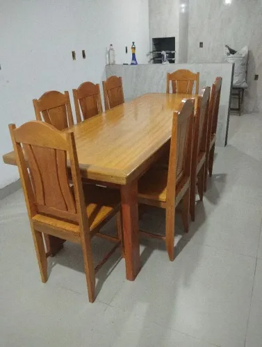 Mesa com 8 cadeiras em madeira maciça Tatajuba