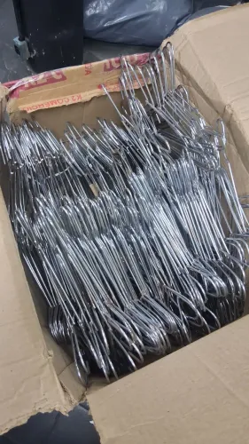 Kit de cabide 1 real cada| kit com 350 de ferro padrão e 100 com presilha para calça