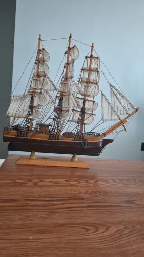 Veleiro em miniatura (10×46×45)