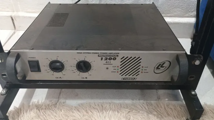 Caixa e amplificador de som