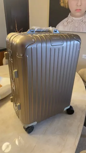 Mala de bordo Rimowa em alumínio cor titanium nova 