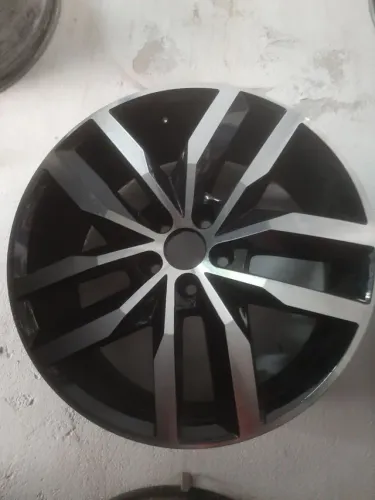 Roda aro 17 Volkswagen Golf preta com diamantado 5x100 avulsa