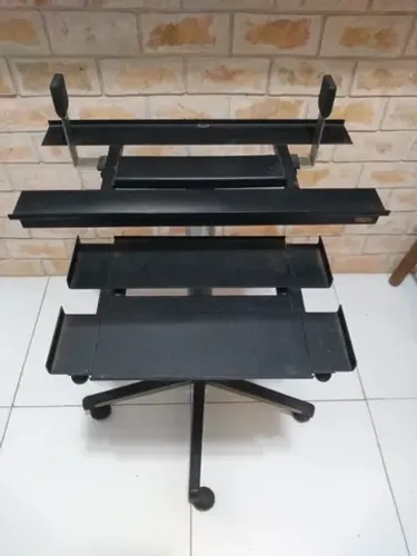 Mesa com rodas, desmontável em metal para colocar notebook ao lado da cama ou sofá