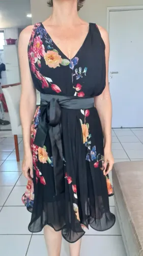 Vestido estampado preto abaixo do joelho, crepe