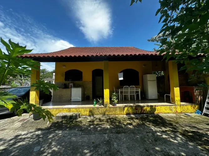 CASA COM OTIMO QUINTAL A VENDA EM MURIQUI