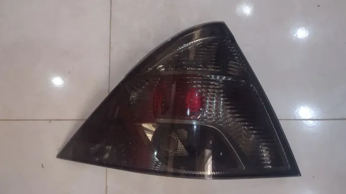 Lanterna Fiesta sedan LD (Masc. Negra) 