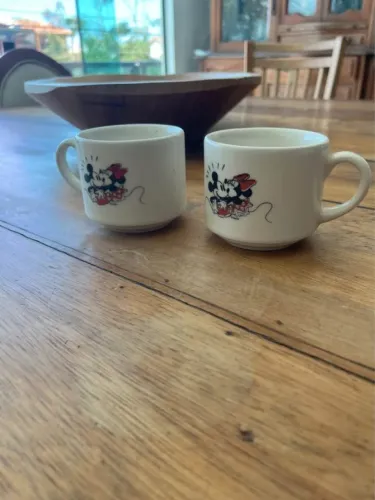 Xícaras Mickey e Minnie.